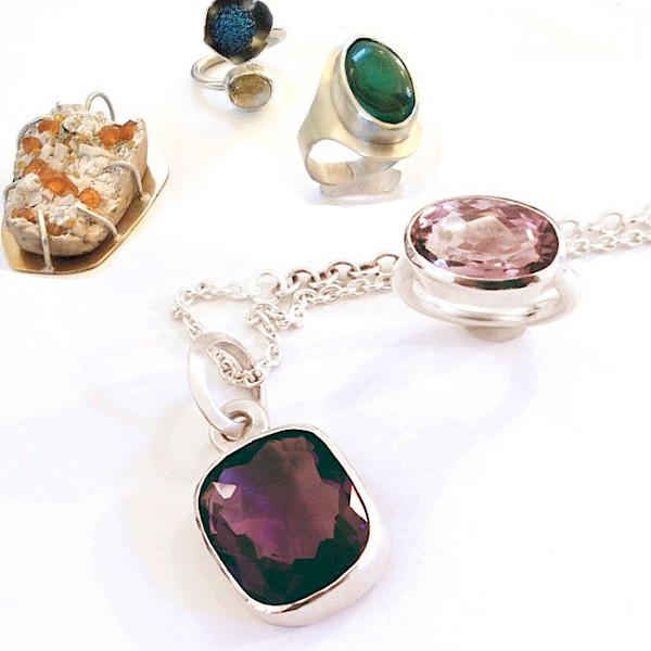 Steine fassen. Arbeiten aus Metall im Bereich Schmuck und Objekte