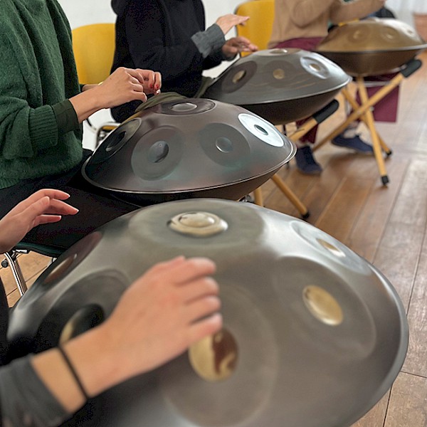 Handpan spielend spielen lernen